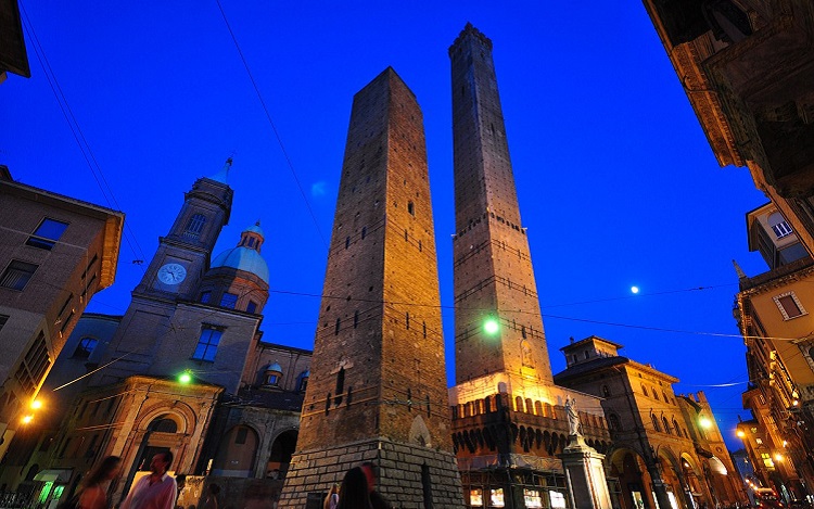 Достопримечательности Болоньи - две падающие башни в Италии