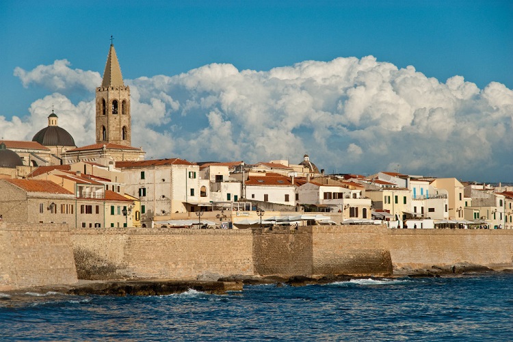 Альгеро - популярный туристический город на Сардинии