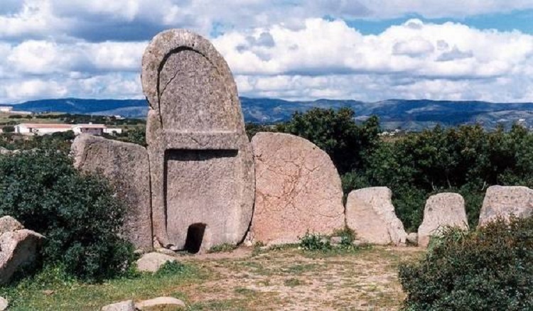 Достопримечательности Сардинии - знаменитые гробницы гигантов